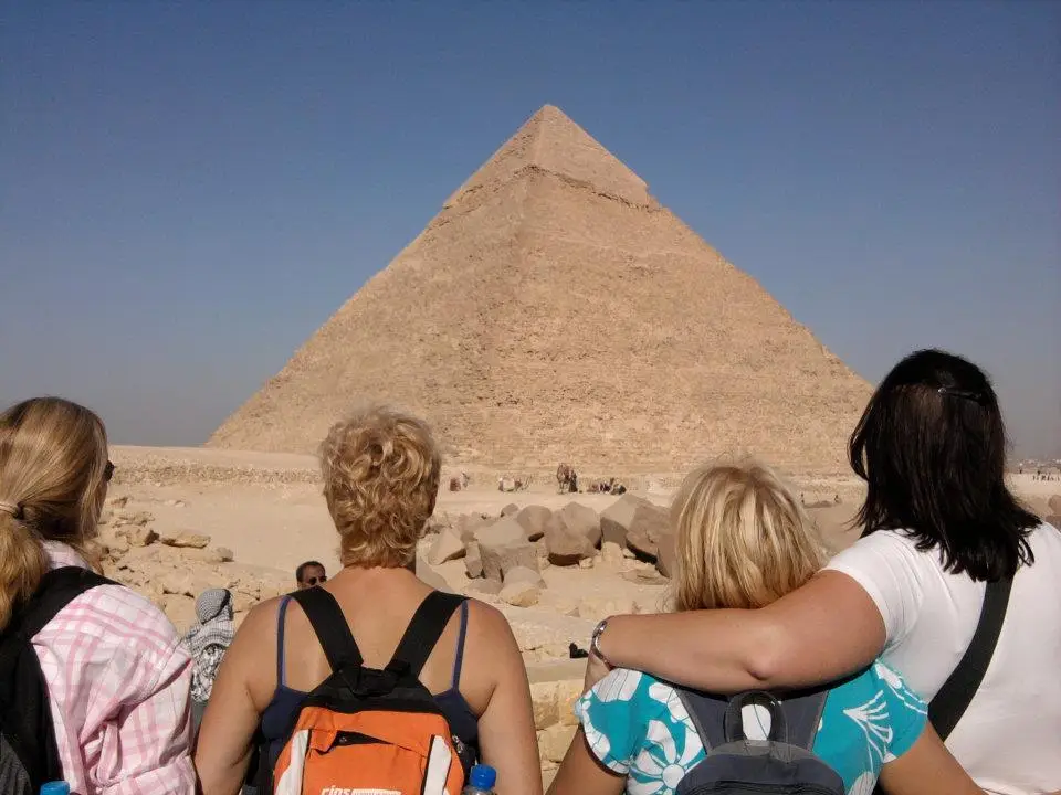 Margot kijkt naar een piramide